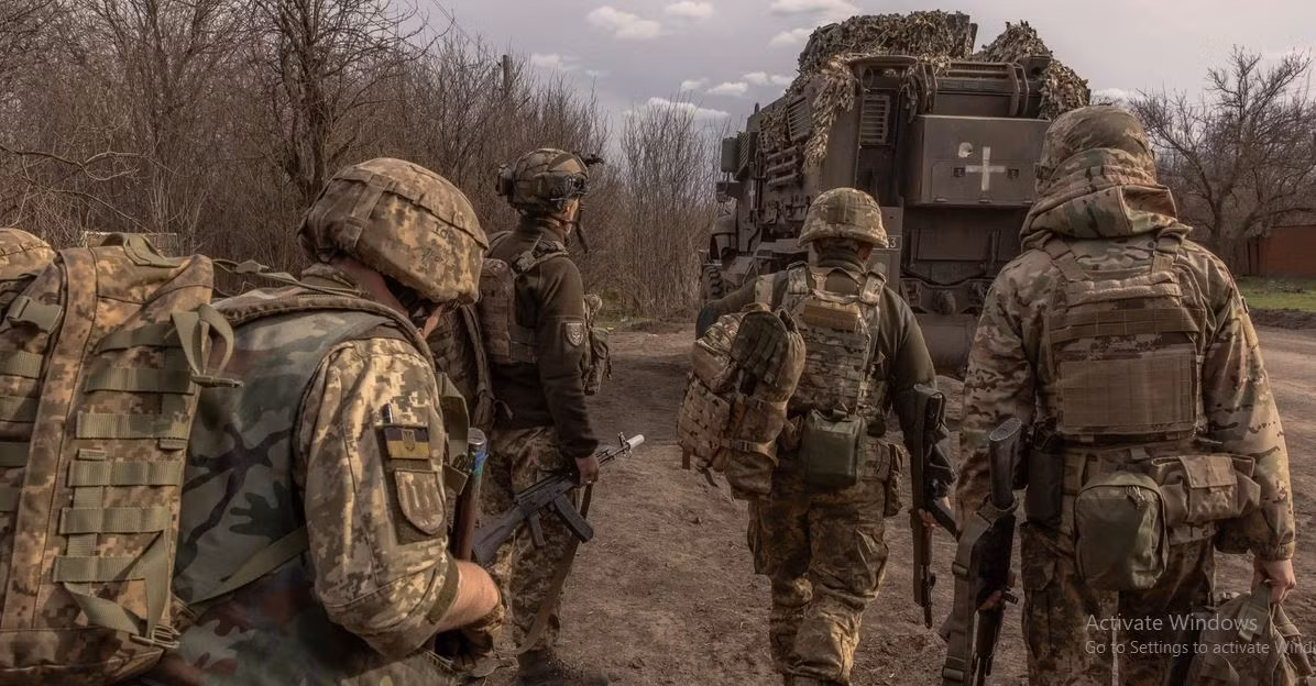 Đối mặt với cuộc tấn công của Nga, quân Ukraine không chịu ngồi yên chờ chết. Theo kênh TG của Ukraine, Quân đội Ukraine đã nhanh chóng tập trung sức mạnh 6 lữ đoàn để mở đợt phản công mạnh mẽ và tái chiếm thành công một phần thành phố Volchansk.