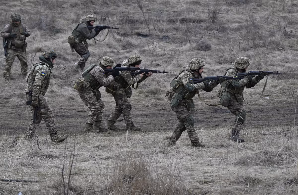 Quân đội Ukraine cần tăng cường phòng thủ, chú ý theo dõi động thái của Quân đội Nga, đồng thời điều chỉnh chiến thuật và chiến lược kịp thời để ứng phó với các cuộc tấn công có thể xảy ra.