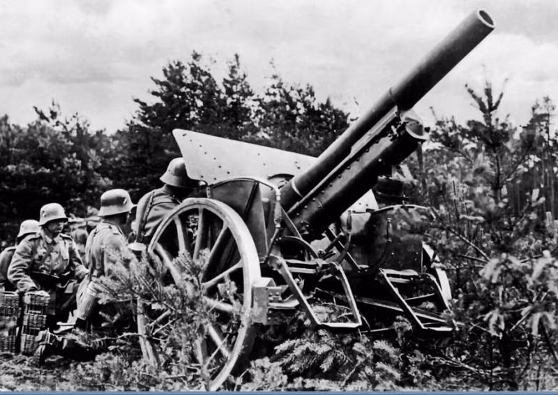 Mặc dù Quân đội Liên Xô đề xuất công tác nghiên cứu và phát triển mẫu pháo mới, nhưng do hạn chế của cơ sở công nghiệp và công nghệ pháo binh Liên Xô khi đó, nên lãnh đạo Liên Xô đã mời các kỹ sư nước ngoài cũng tham gia thiết kế mẫu pháo mới.