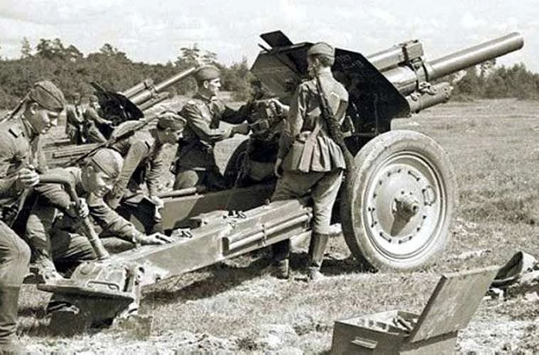 Pháo 122mm M30 không chỉ được trang bị cho các sư đoàn bộ binh, các sư đoàn pháo binh dự bị của Liên Xô cũng được trang bị pháo M30. Tính đến năm 1944, Liên Xô đã sản xuất khoảng 8,53 triệu viên đạn cho pháo 122mm; do vậy có thể khẳng định, pháo lựu M30 đóng vai trò quan trọng trong cuộc Chiến tranh Vệ quốc vĩ đại.