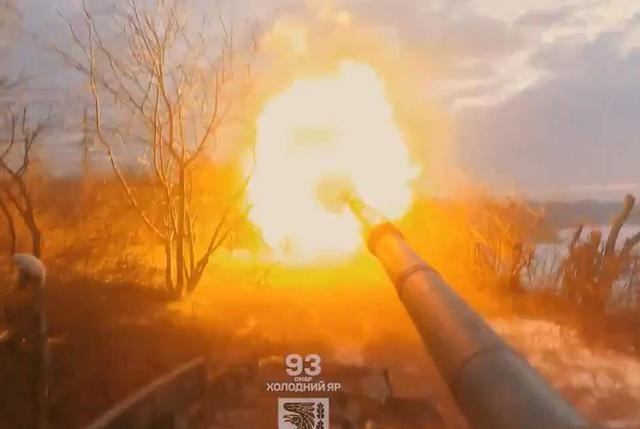 Tranh thủ phía Ukraine rút quân tăng cường cho Kharkov, Quân đội Nga tấn công và chiếm đóng khu vực nhỏ tại các tòa nhà cao tầng ở tiểu khu Novy và 2 ngôi làng Klishchiivka và Andriivka ở phía đông nam Chasov Yar. Buộc Quân đội Ukraine phải triển khai Lữ đoàn Vệ binh Quốc gia số 18 từ Krasny Lyman tăng cường cho Chasov Yar. Do vậy trận đánh quyết định ở Chasov Yar ngày càng trở nên rõ ràng hơn. (Nguồn ảnh: Topwar, Sputnik, TASS, Ukrinform, ISW).