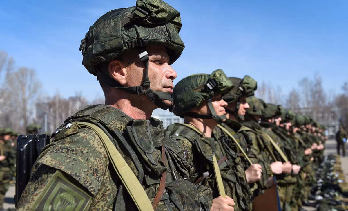 Bố trí của Quân đội Nga theo hướng này gồm: A: Sư đoàn dù 98, Sư đoàn dù 106, Lữ đoàn xung kích đường không số 11 và 83 của Quân đoàn dù. B: Lữ đoàn bộ binh cơ giới số 4, 85, 123 và 127 của Tập đoàn quân Luhansk số 2;