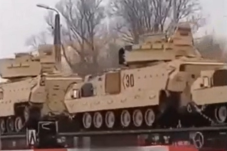 Vừa qua, Mỹ cấp tốc cung cấp 440 phương tiện chiến đấu cho Ukraine. Trong số 440 xe trên, chủ yếu là xe chiến đấu bộ binh Bradley M2, giá mỗi chiếc khoảng 3,2 triệu USD. Nó có thể chở 3 thành viên tổ lái và 6 binh sĩ, hỏa lực chính là một khẩu pháo cỡ nòng 25mm, đồng thời có thể phóng tên lửa chống tăng TOW.