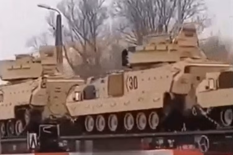 Vừa qua, Mỹ cấp tốc cung cấp 440 phương tiện chiến đấu cho Ukraine. Trong số 440 xe trên, chủ yếu là xe chiến đấu bộ binh Bradley M2, giá mỗi chiếc khoảng 3,2 triệu USD. Nó có thể chở 3 thành viên tổ lái và 6 binh sĩ, hỏa lực chính là một khẩu pháo cỡ nòng 25mm, đồng thời có thể phóng tên lửa chống tăng TOW.