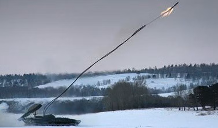 UR-77 có thể phá hủy tất cả các loại mìn chống bộ binh, có trên trận địa, bao gồm cả các loại mìn đè nổ М14 của Mỹ, tạo thành một hành lang rộng đến 14 m, chiều dài theo dây lượng nổ mà xe phóng ra.