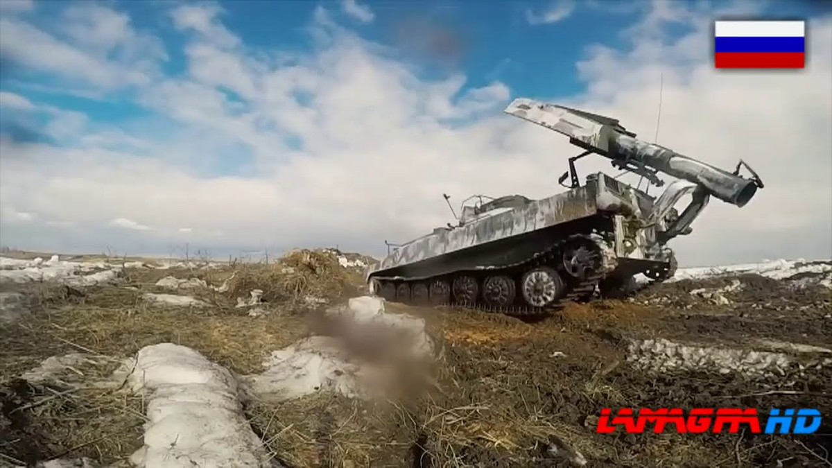 Trước đó, một đoàn tàu với các phương tiện rà phá bom mìn UR-77, đã được nhìn thấy đi theo hướng biên giới Ukraine, mà theo quân đội Ukraine, nó cũng có thể được sử dụng để vượt qua các bãi mìn được triển khai ở biên giới với Nga.