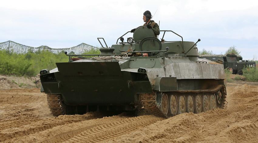 Sau khi tên lửa đến khoảng cách nhất định, được xác định bởi cáp hãm, các lượng nổ sẽ rơi xuống bãi mìn và cắt động cơ tên lửa kéo. Lái xe sẽ lùi xe lại để kéo thẳng cáp nổ, trưởng xe kích nổ dây nổ và cắt cáp hãm; toàn bộ quá trình phá nổ kéo dài từ 3-5 phút.