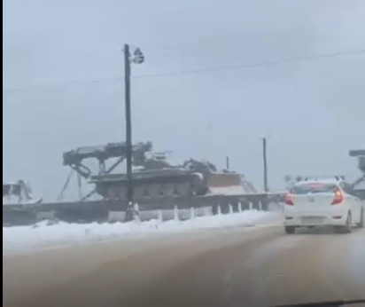 Cách đây vài giờ, người dân Nga đã thấy các phương tiện phi chiến đấu, đang di chuyển về phía biên giới Ukraine; sự xuất hiện của những phương tiện này gần biên giới Ukraine, khiến Quân đội Ukraine hoảng sợ hơn cả sự xuất hiện của xe tăng và pháo phản lực phóng loạt (KLRS).