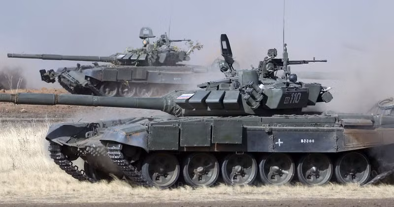 Ví dụ súng máy lắp trên tháp pháo của xe tăng T-72 là khẩu 12,7mm NSVT của Liên Xô đã lạc hậu, hiện đã được thay thế bằng mẫu súng máy Kort mới. Mẫu súng máy nay có từ cuối thế kỷ 20 và hoàn toàn là thiết kế của Nga. Ngoài quân đội, súng máy Kort còn phục vụ trong các đơn vị cảnh sát của Nga.