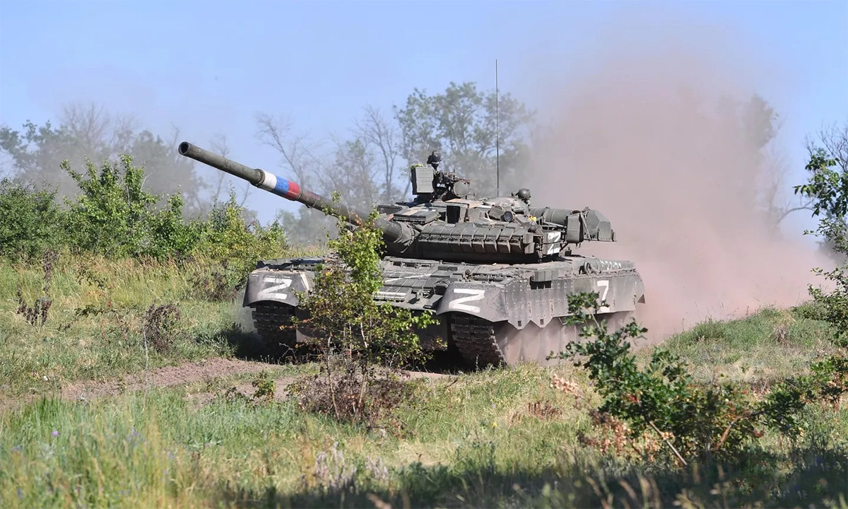 Trong vài tuần qua, ngoài xe tăng T-90M được chuyển đến chiến trường Ukraine, Nga còn chuyển giao xe tăng T-80 nâng cấp đến chiến trường Ukraine. Đây là những xe tăng hạng nặng, được trang bị động tua-bin khí. Về hệ thống bảo vệ, T-80 được trang bị giáp phản ứng nổ Kontakt-1; vũ khí là pháo 2A46M-1 nâng cấp và hệ thống điều khiển hỏa lực 1A33-1 mới.