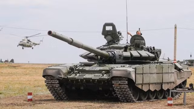 Vào ngày 6/1, một chỉ huy xe tăng T-90M Proryv có biệt hiệu là Svetliy, đã so sánh sự khác biệt trong khả năng xử lý và hiệu suất của xe tăng chiến đấu chủ lực T-72 và T-90M tại chiến trường Ukraine. Đoạn video so sánh được phát hành bởi Bộ Quốc phòng Liên bang Nga. 