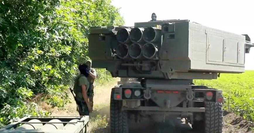 Theo quân đội Nga, kho vũ khí của Ukraine hiện có khoảng 10.000 tấn đạn dược các loại, trong đó có tên lửa HIMARS và tên lửa chống tăng Javelin do Mỹ sản xuất, cùng nhiều đạn pháo của phương Tây.