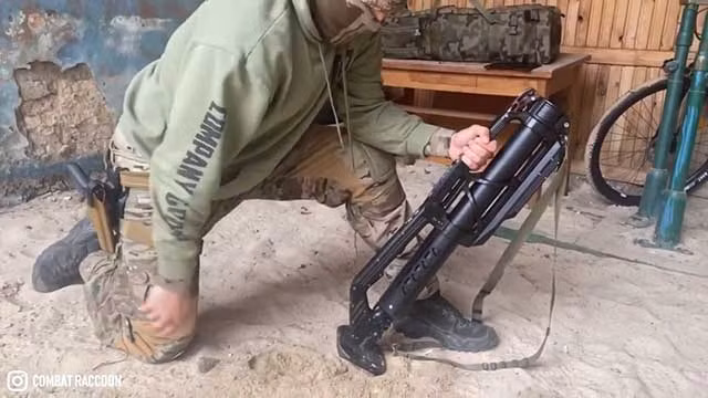 Trong các loại vũ khí chiến lợi phẩm có nguồn gốc phương Tây mà quân Nga thu được ở Ugledar, đáng chú ý là súng cối “giảm thanh” 60mm LMP-2017 của Ba Lan, hay còn gọi là "polkas", như cách gọi của Quân đội Nga; loại súng cối này đã loại khỏi vòng chiến đấu rất nhiều quân Nga. 