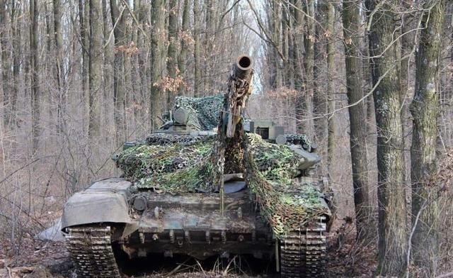 “Ngoài ra, Quân đội Ukraine có thể cố gắng tấn công Quân đội Nga ở sườn phía bắc, tại khu vực Svatovo và Kremennaya. Chính vì điều này mà Tư lệnh Quân đội Ukraine Zaluzhny, đã đề nghị phương Tây cung cấp hàng trăm xe tăng, để sử dụng chúng như một vũ khí đột phá”, ông Leonkov nói thêm.