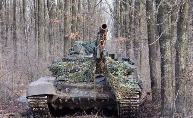 “Ngoài ra, Quân đội Ukraine có thể cố gắng tấn công Quân đội Nga ở sườn phía bắc, tại khu vực Svatovo và Kremennaya. Chính vì điều này mà Tư lệnh Quân đội Ukraine Zaluzhny, đã đề nghị phương Tây cung cấp hàng trăm xe tăng, để sử dụng chúng như một vũ khí đột phá”, ông Leonkov nói thêm.