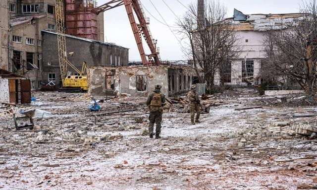 Theo ông Rogov, quân đội Ukraine đang gấp rút xây dựng công sự, sở chỉ huy, boongke, kho đạn, kho vũ khí tại các nhà máy chế tạo máy và doanh nghiệp luyện kim của nhà tài phiệt Rinat Akhmetov.