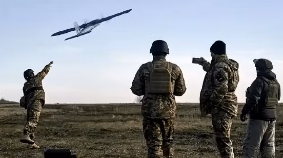 Tướng Zaluzhny tiết lộ một số vấn đề cốt lõi, đồng ý rằng UAV đóng vai trò quan trọng trên chiến trường, nhưng quân đội Ukraine đã mắc sai lầm lớn khi xây dựng kế hoạch phản công như sách giáo khoa và mô hình dự đoán trên máy tính của NATO.