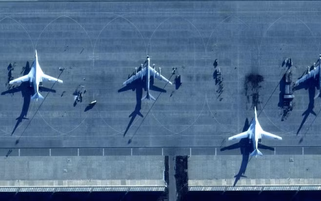 Nhìn lại các cuộc tấn công bằng UAV trước đây do quân đội Ukraine phát động vào các cơ sở quân sự và căn cứ hải quân quan trọng của Nga, Kiev nhấn mạnh, đây mới chỉ là khởi đầu.