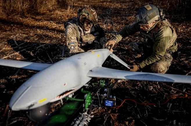 Là một phần của chiến dịch phản công, quân đội Ukraine đã sử dụng các làn sóng UAV tấn công tới miền Tây nước Nga, bán đảo Crimea và cả khu vực Biển Đen. Thậm chí cả tàu chiến Nga cũng bị tàu không người lái tự sát của hải quân Ukraine tiến công.