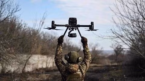 Chuẩn tướng Sergei Baranov, người chỉ huy hoạt động của lực lượng UAV Quân đội Ukraine cho biết, Kiev đã chuyển mục tiêu trọng tâm sang các căn cứ quân sự và cơ sở hạ tầng của Nga, rõ ràng Crimea và các khu vực biên giới với Nga có thể sớm phải đối mặt với cuộc tấn công bằng UAV của Ukraine. 