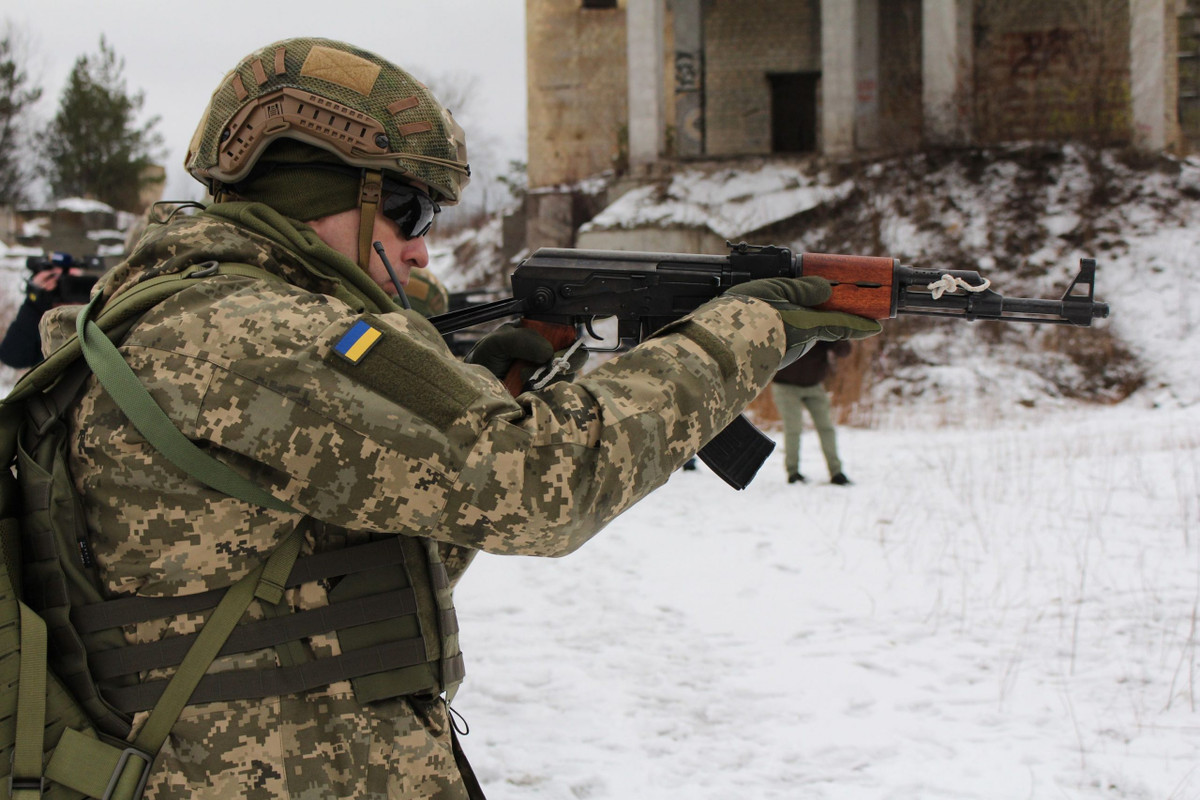 Theo một số thông tin, căn cứ quân sự ở khu vực Nikolaev thuộc Lữ đoàn đổ bộ đường không số 79 của Quân đội Ukraine. Các đơn vị phòng vệ địa phương cũng được huấn luyện tại đây.