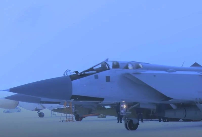 Người phát ngôn của Quân đội Ukraine, Yuriy Ignat cho biết, một quả tên lửa của Nga đã bắn trúng kho đạn gần làng Delyatyn, vùng Ivano-Frankivsk, làm đạn dược trong kho phát nổ. Kho vũ khí ở Delyatyn là một trong những kho vũ khí hàng không lớn nhất ở Ukraine.