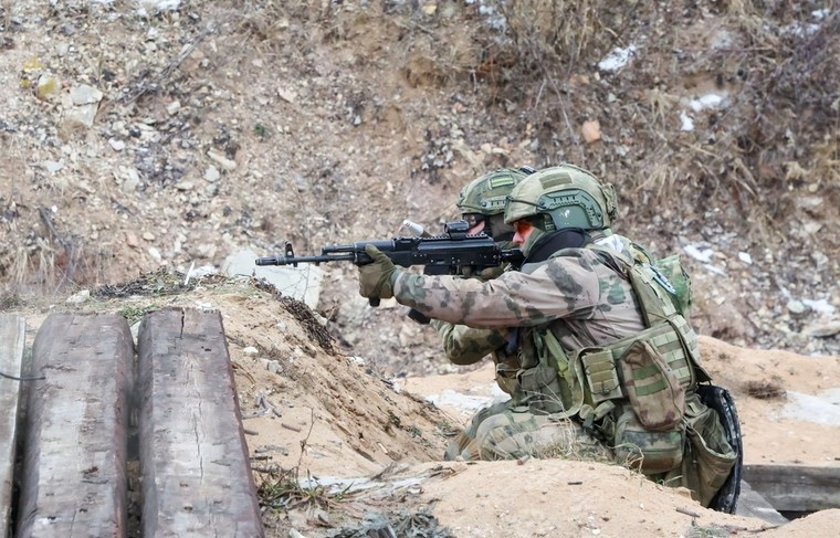 Trang Military Review của Nga đưa tin, Cụm quân phía Bắc RFAF tiếp tục nỗ lực đánh bật quân Ukraine khỏi khu vực biên giới Kursk. Một số ý kiến cho rằng, quá trình này dường như diễn ra quá lâu, nhưng theo chuyên gia Nga, AFU đã tìm cách bám trụ một cách quyết liệt ở khu vực này.