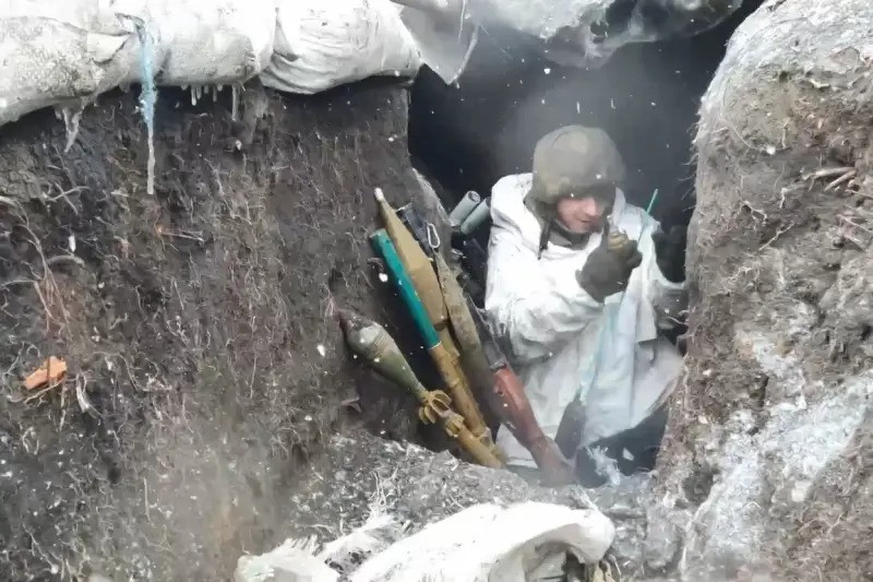 RFAF sử dụng UAV trinh sát hồng ngoại để tìm kiếm mục tiêu và khi phát hiện ra lính Ukraine, họ sẽ ngay lập tức gọi pháo binh tấn công. Nhiều binh lính Ukraine và lính đánh thuê nước ngoài không muốn ẩn náu trong các khu rừng để chờ chết, đã liều mạng rút lui trên đường cao tốc R-200 hoặc qua các cánh đồng, nhưng họ đều phải bỏ mạng do hỏa lực của quân Nga truy sát. 