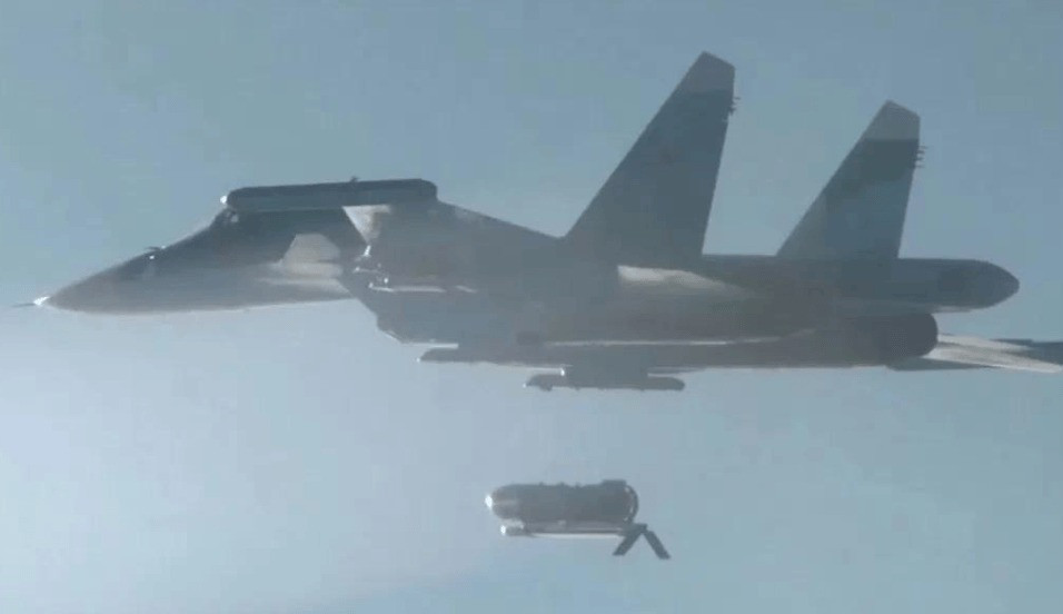 Để đánh bật quân Ukraine và lính đánh thuê ẩn náu trong các công sự bí mật trong rừng, RFAF đã triển khai một số lượng lớn pháo phản lực phóng loạt BM-21 Grad tới mặt trận Kursk; đồng thời sử dụng bom cháy và bom chùm, thả vào những khu rừng có quân Ukraine đang ẩn nấp. 