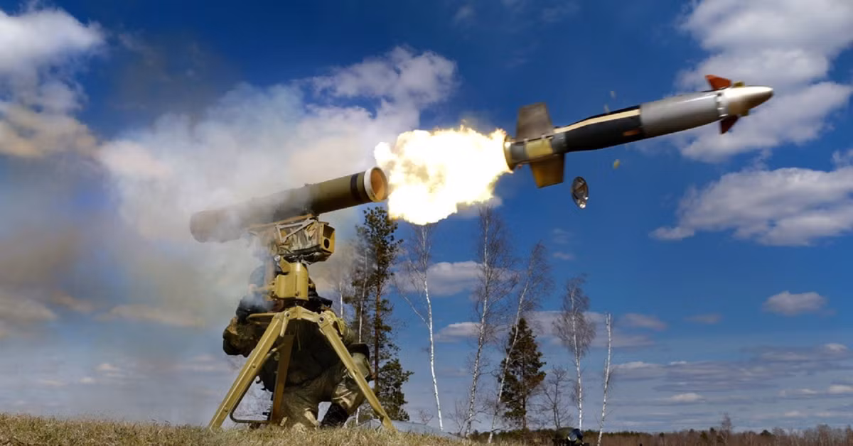 Tên lửa Kornet được trang bị đầu đạn nổ lõm song song, bao gồm hai khối thuốc nổ. Trong đó khối thuốc nổ đầu tiên được thiết kế để xuyên qua lớp giáp của xe, trong khi khối thuốc nổ thứ hai nhằm mục đích phát nổ bên trong xe, gây ra thiệt hại tối đa. 