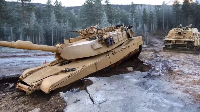 Xe tăng M1 Abrams được trang bị động cơ tua-bin khí rất khỏe và hệ thống treo tiên tiến, cho phép chúng di chuyển qua các địa hình phức tạp. Tuy nhiên, bùn lầy có thể ảnh hưởng đến hiệu suất hoạt động của M1 Abrams ở một mức độ nào đó.