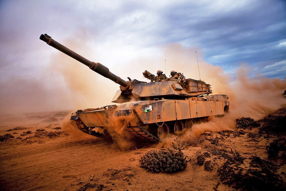 Dù M1 Abrams vẫn có thể hoạt động trong những điều kiện như vậy, nhưng khả năng tấn công hiệu quả mục tiêu và khả năng quan sát của xe bị giảm. Ngoài ra, việc bảo dưỡng và hậu cần có thể khó khăn hơn trong điều kiện bùn lầy, khi bùn có thể bị cuốn vào các bộ phận của động cơ, xích xe, bánh xe; nên cần phải vệ sinh và bảo dưỡng thường xuyên hơn.