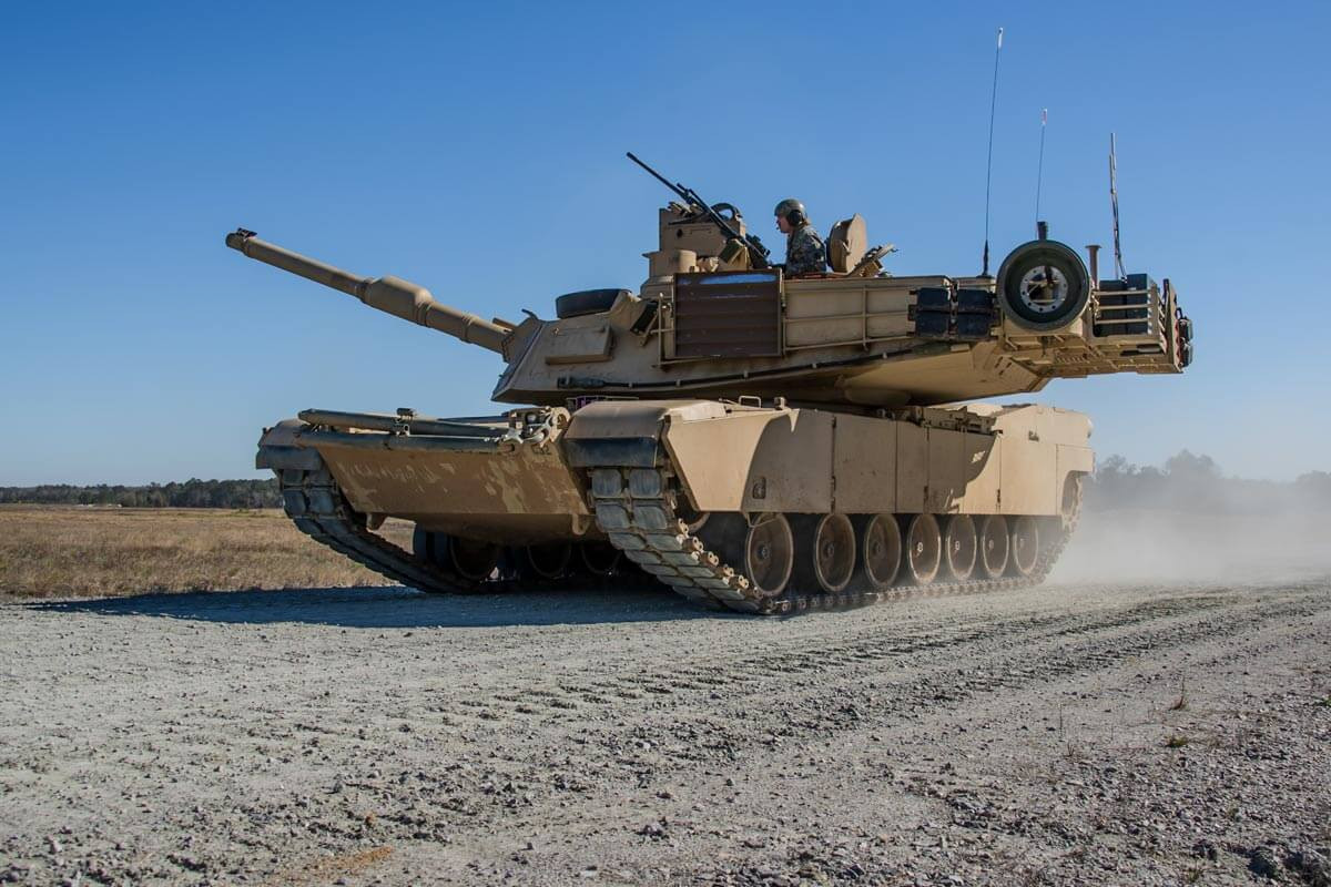 Ngoài ra, M1 Abrams có gầm xe tương đối cao, nên có thể vượt qua địa hình lầy lội mà ít bị sa lầy. M1 Abrams cũng có hệ thống tự làm sạch xích xe, giúp ngăn chặn bùn tích tụ vào xích và bánh xe, giúp duy trì lực kéo.