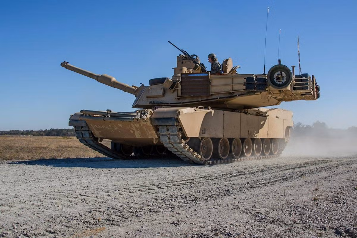 Ngoài ra, M1 Abrams có gầm xe tương đối cao, nên có thể vượt qua địa hình lầy lội mà ít bị sa lầy. M1 Abrams cũng có hệ thống tự làm sạch xích xe, giúp ngăn chặn bùn tích tụ vào xích và bánh xe, giúp duy trì lực kéo. 