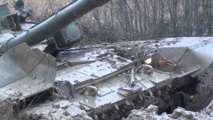 Những đặc điểm thiết kế này giúp M1 Abrams tiếp tục di chuyển ngay cả trong điều kiện thời tiết khó khăn, mặc dù tốc độ và sự cơ động của chúng có thể bị giảm; nhưng đây sẽ là “vấn đề chết người” đối với các kíp xe M1 Abrams của Ukraine, khi có thể biến M1 Abrams thành mục tiêu dễ dàng của các loại hỏa lực chống tăng của Nga.