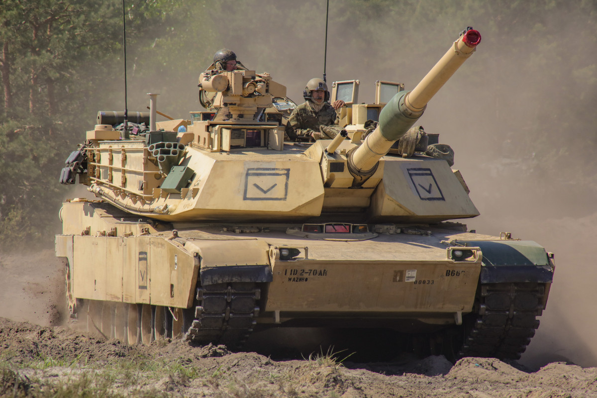 Xe tăng M1 Abrams được thiết kế để hoạt động trong nhiều điều kiện thời tiết khác nhau, kể cả địa hình mưa và bùn lầy. Mặc dù mưa lớn và bùn ở Ukraine có thể gây ra một số thách thức, nhưng chúng khó có thể ngăn cản hoàn toàn việc di chuyển của xe tăng.