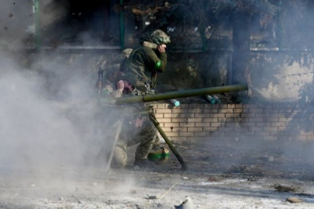 Do bị lực lượng lính đánh thuê Wagner phản công sắc bén, Quân đội Ukraine buộc phải rút quân khỏi các khu vực kiên cố. Giao tranh ác liệt từ phía đông và phía nam của Bakhmut, đột ngột chuyển sang khu vực trung tâm và phía tây. 