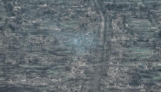 Sau thời gian phòng ngự trên toàn chiến trường, khi nhận thấy quân Ukraine bắt đầu “hụt hơi”, thì Nga bắt đầu mở cuộc tấn công thăm dò. Tuy nhiên sức kháng cự của quân Ukraine dù vẫn kiên cường, nhưng khả năng chi viện hỏa lực đã giảm đi rất nhiều.