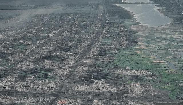 Tuy nhiên chiến trường Ukraine đã bắt đầu thay đổi từ tháng 10 năm nay, khi cuộc phản công mùa hè của Ukraine rơi vào thế bế tắc. Tổng thống Zelensky đích thân đến Mỹ, nhưng không nhận được tín hiệu tốt nên bắt đầu rút lui và tổ chức lại chiến trường. Sau đó xung đột Israel-Hamas bùng nổ, tình hình Ukraine thậm chí còn khó khăn hơn.