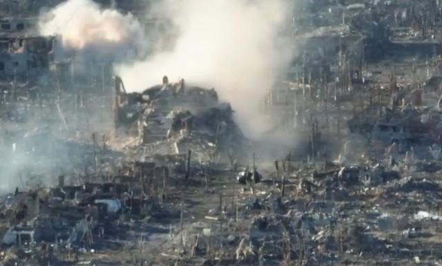 Về phía lực lượng dân quân Donetsk thân Nga, thay vì tiếp tục tấn công vào trận địa của Quân đội Ukraine theo hướng Kurakhovo, tốt hơn là dừng lại. Và Marinka đã bị phá hủy thành đống đổ nát khi quân Nga pháo kích liên tục, quân Ukraine chỉ có thể sống sót trong tầng hầm; tình trạng này kéo dài hơn một năm.