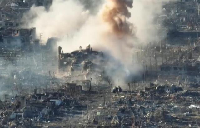 Trong thời kỳ này, lực lượng phòng thủ của Quân đội Ukraine ở Marinka luôn là Lữ đoàn xung kích đường không số 79. Một lữ đoàn thủy quân lục chiến Ukraine từng được tăng cường tới đây, nhưng đã sớm được chuyển đi. Quân đội Nga cũng có nhiều đơn vị lần lượt chiến đấu ở đây.