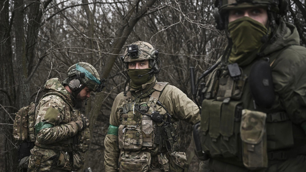 Sau đó, Quân đội Ukraine thay thế lực lượng phòng thủ bằng Lữ đoàn xung kích đường không số 79, Quân đội Nga cũng thay đổi lực lượng tiến công bằng Sư đoàn bộ binh cơ giới số 150 của Tập đoàn quân số 8. Tuy nhiên, trận chiến sau đó về cơ bản là rơi vào bế tắc.