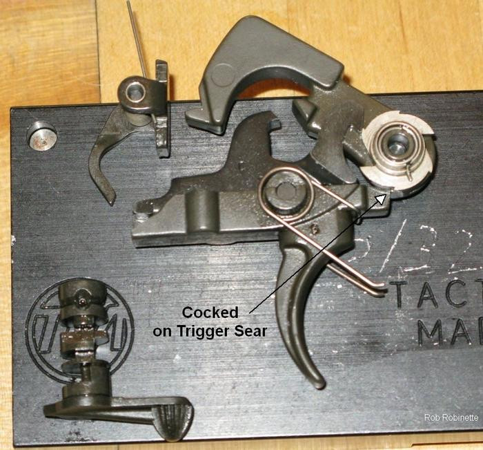 Hơn nữa, bản thân cơ chế bắn loạt ba viên của M16A2 đã có những lỗi thiết kế cực kỳ nghiêm trọng; ngoài vấn đề về hiệu suất, còn có một vấn đề nổi tiếng là bắn gián đoạn không thể đếm lại được. Ví dụ bếu xạ thủ chỉ bắn hai viên đạn rồi buông tay cò, thì sẽ chỉ bắn được một viên đạn vào lần bóp cò tiếp theo.