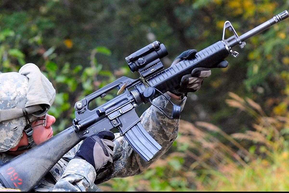 Là một phiên bản cải tiến toàn diện của M16A1, M16A2 có nhiều cải tiến mới đã được công nhận, nhưng dưới sự chỉ đạo của tư tưởng "tiết kiệm đạn", quân đội Mỹ đã bỏ chế độ bắn hoàn toàn tự động của M16A1 và thay vào đó, sử dụng tính năng bắn điểm xạ 3 viên. Đây là lần sản xuất quy mô lớn đầu tiên trên thế giới, một khẩu súng trường tiến công thay thế chế độ bắn hoàn toàn tự động bằng tính năng điểm xạ 3 viên. 