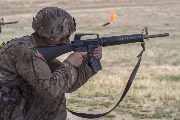 Ở các loại súng khác, những vấn đề này có thể tránh được miễn là chúng được thiết kế phù hợp, nhưng có một vấn đề khác không thể giải quyết được, đó là tính năng điểm xạ ba viên sẽ dẫn đến độ phức tạp quá mức của vũ khí. Trên M16A2, tính năng này làm tăng đáng kể tỷ lệ lỗi trong khi bắn. 