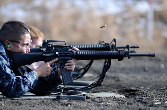 Do đó, khi quân đội Mỹ bắt đầu cải thiện các vấn đề tính năng của M16, một nhóm sĩ quan cấp cao của quân đội Mỹ đã hỏi: Có thể thiết kế một tính năng giới hạn cho M16, để ngăn người dùng thiếu kinh nghiệm bắn hết đạn không? Chính dưới sự hướng dẫn của ý tưởng thiết kế này, phiên bản M16A2 đã ra đời. 