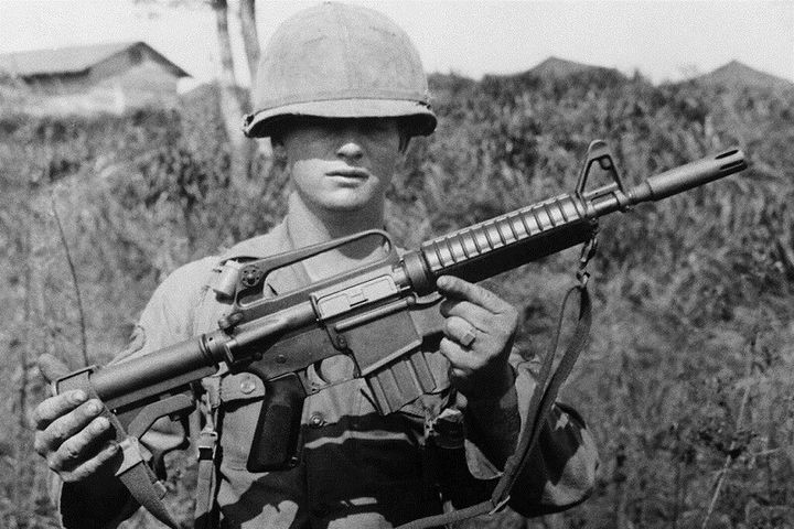 Tất nhiên, độ giật của súng trường M14 rất khó kiểm soát và không thích hợp để bắn liên tục (do sử dụng đạn 7,62×51mm); nhưng súng M16 có hỏa lực mạnh và đã thể hiện những ưu điểm lớn trong thực chiến. Do vậy, việc nó trở thành súng trường tiến công thế hệ tiếp theo của Quân đội Mỹ là điều hợp lý. 