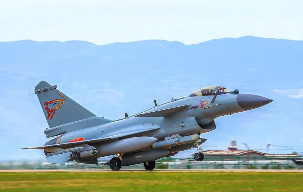 Phiên bản J-10C được hưởng lợi đáng kể từ các công nghệ được phát triển cho J-20, bao gồm vật liệu tổng hợp, hệ thống điện tử hàng không và khả năng tiếp cận với các loại vũ khí tiên tiến. Ảnh: Xinhua. 