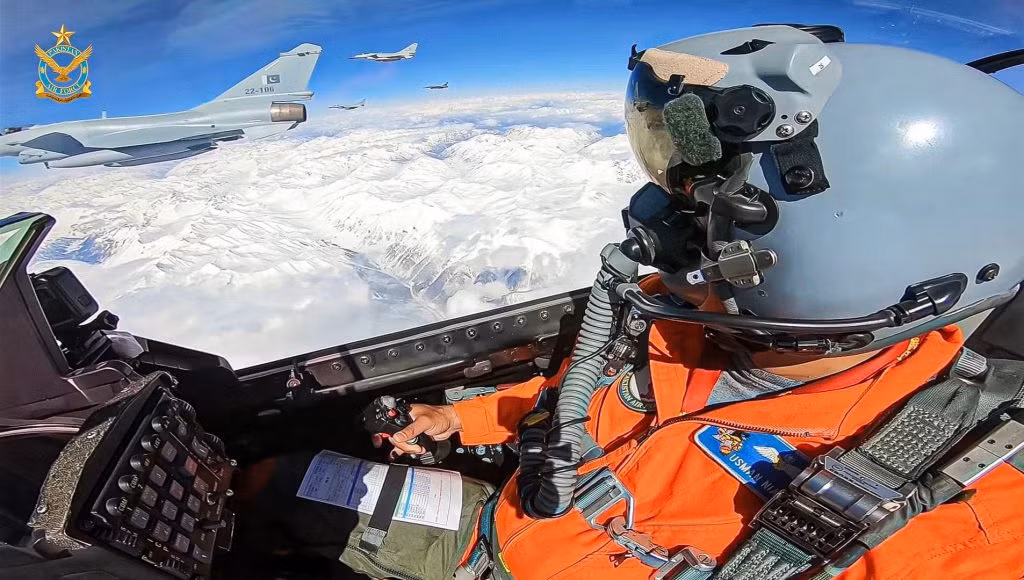 Chiến đấu cơ J-10C đã thể hiện rất xuất sắc trong các bài tập đối đầu với những máy bay có kích thước gấp đôi như J-16 và Su-35 của Nga trong các cuộc giao chiến mô phỏng. Và những chiếc J-10C có khả năng thay thế các máy bay Tornado do châu Âu cung cấp cho Ả Rập Xê Út đã lạc hậu; dự kiến sẽ loại biên trước cuối thập kỷ này. Ảnh: Military. 