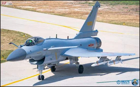 J-10C được coi là đối thủ cạnh tranh với F-35 cho danh hiệu máy bay chiến đấu một động cơ có khả năng chiến đấu cao nhất thế giới. Mặc dù thiếu khả năng tàng hình tiên tiến như của F-35, nhưng J-10C có những ưu điểm như yêu cầu bảo dưỡng thấp hơn, độ tin cậy cao hơn và khả năng tiếp cận các loại tên lửa không đối không. Ảnh: HNAPA. 